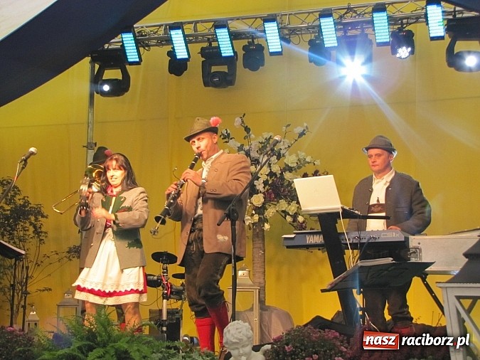 Zdjęcie w galerii na portalu naszraciborz.pl: Tłumy piwoszy na Oktoberfest w Szymocicach wiadomości z regionu