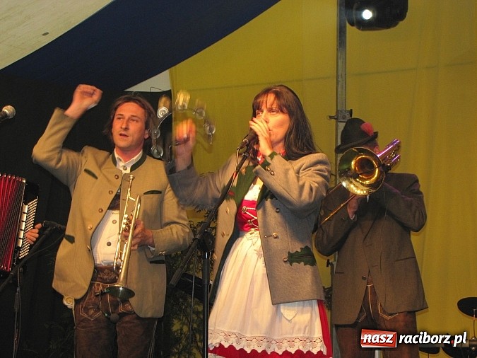 Zdjęcie w galerii na portalu naszraciborz.pl: Tłumy piwoszy na Oktoberfest w Szymocicach wiadomości z regionu