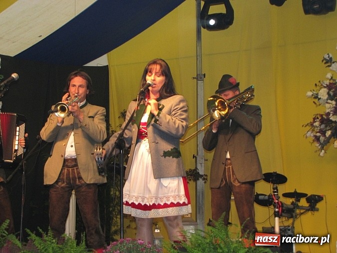 Zdjęcie w galerii na portalu naszraciborz.pl: Tłumy piwoszy na Oktoberfest w Szymocicach wiadomości z regionu