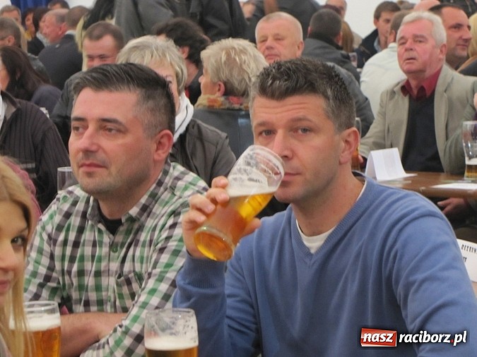 Zdjęcie w galerii na portalu naszraciborz.pl: Tłumy piwoszy na Oktoberfest w Szymocicach wiadomości z regionu