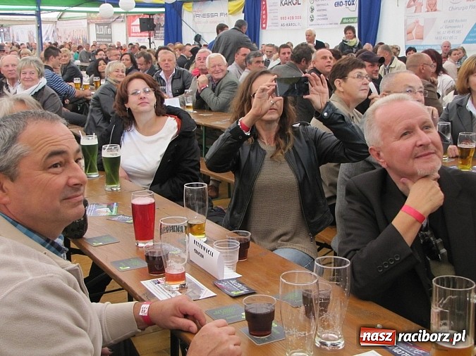 Zdjęcie w galerii na portalu naszraciborz.pl: Tłumy piwoszy na Oktoberfest w Szymocicach wiadomości z regionu