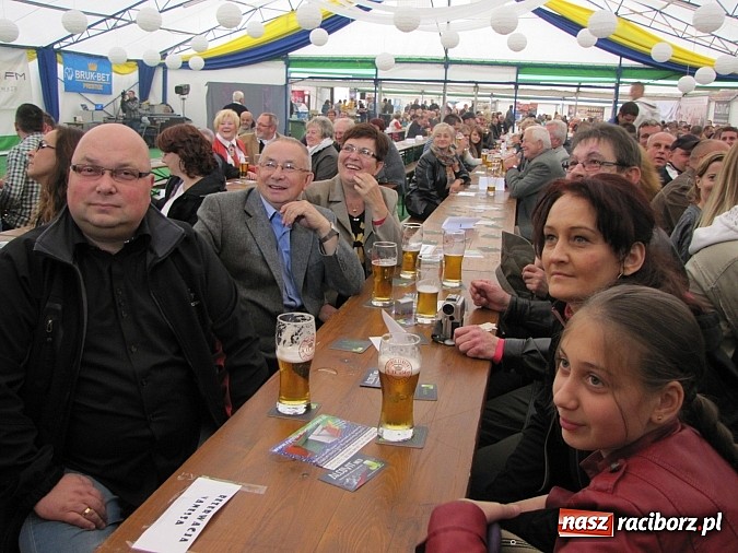 Zdjęcie w galerii na portalu naszraciborz.pl: Tłumy piwoszy na Oktoberfest w Szymocicach wiadomości z regionu