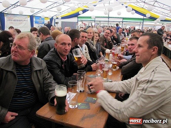 Zdjęcie w galerii na portalu naszraciborz.pl: Tłumy piwoszy na Oktoberfest w Szymocicach wiadomości z regionu