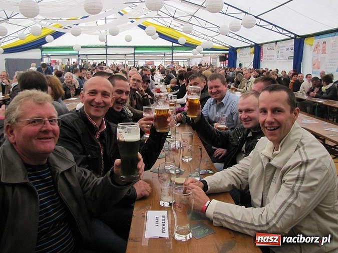Zdjęcie w galerii na portalu naszraciborz.pl: Tłumy piwoszy na Oktoberfest w Szymocicach wiadomości z regionu