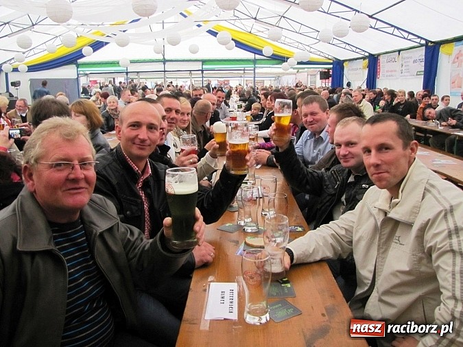 Zdjęcie w galerii na portalu naszraciborz.pl: Tłumy piwoszy na Oktoberfest w Szymocicach wiadomości z regionu