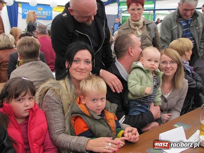 Zdjęcie w galerii na portalu naszraciborz.pl: Tłumy piwoszy na Oktoberfest w Szymocicach wiadomości z regionu