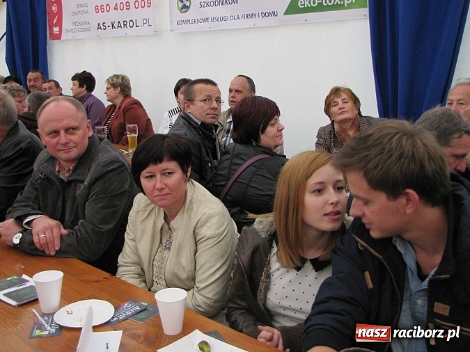 Zdjęcie w galerii na portalu naszraciborz.pl: Tłumy piwoszy na Oktoberfest w Szymocicach wiadomości z regionu