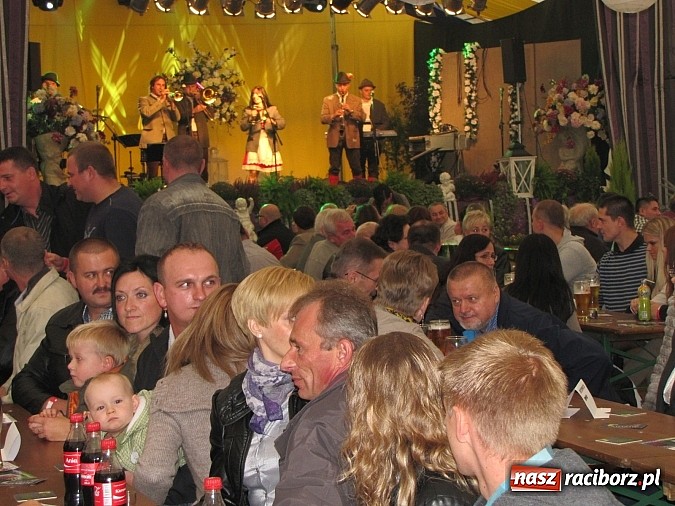 Zdjęcie w galerii na portalu naszraciborz.pl: Tłumy piwoszy na Oktoberfest w Szymocicach wiadomości z regionu