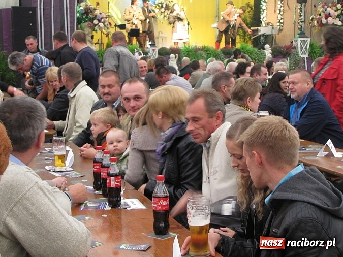Zdjęcie w galerii na portalu naszraciborz.pl: Tłumy piwoszy na Oktoberfest w Szymocicach wiadomości z regionu