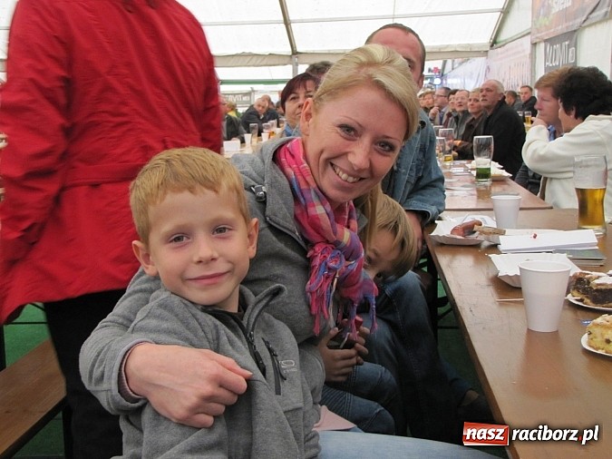 Zdjęcie w galerii na portalu naszraciborz.pl: Tłumy piwoszy na Oktoberfest w Szymocicach wiadomości z regionu