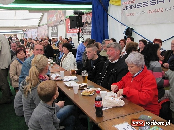 Zdjęcie w galerii na portalu naszraciborz.pl: Tłumy piwoszy na Oktoberfest w Szymocicach wiadomości z regionu
