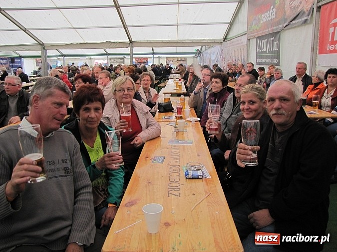 Zdjęcie w galerii na portalu naszraciborz.pl: Tłumy piwoszy na Oktoberfest w Szymocicach wiadomości z regionu