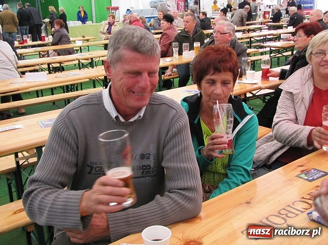 Zdjęcie w galerii na portalu naszraciborz.pl: Tłumy piwoszy na Oktoberfest w Szymocicach wiadomości z regionu