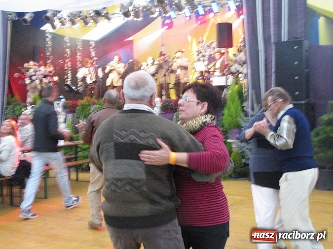 Zdjęcie w galerii na portalu naszraciborz.pl: Tłumy piwoszy na Oktoberfest w Szymocicach wiadomości z regionu