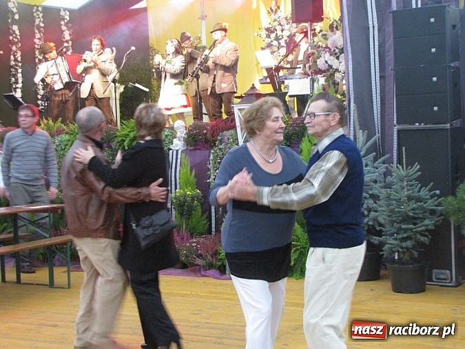 Zdjęcie w galerii na portalu naszraciborz.pl: Tłumy piwoszy na Oktoberfest w Szymocicach wiadomości z regionu