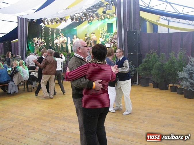 Zdjęcie w galerii na portalu naszraciborz.pl: Tłumy piwoszy na Oktoberfest w Szymocicach wiadomości z regionu