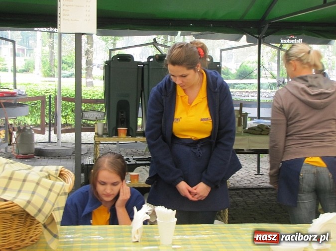 Zdjęcie w galerii na portalu naszraciborz.pl: Tłumy piwoszy na Oktoberfest w Szymocicach wiadomości z regionu