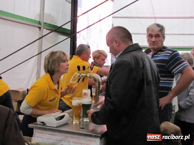 Zdjęcie w galerii na portalu naszraciborz.pl: Tłumy piwoszy na Oktoberfest w Szymocicach wiadomości z regionu