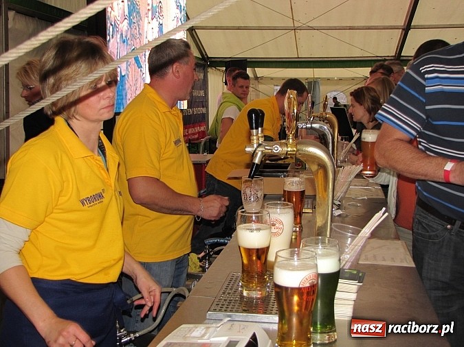 Zdjęcie w galerii na portalu naszraciborz.pl: Tłumy piwoszy na Oktoberfest w Szymocicach wiadomości z regionu