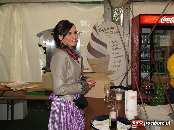 Zdjęcie w galerii na portalu naszraciborz.pl: Tłumy piwoszy na Oktoberfest w Szymocicach wiadomości z regionu