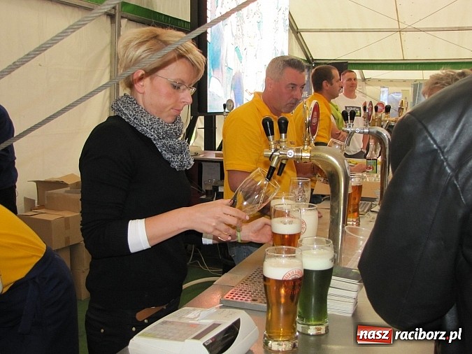 Zdjęcie w galerii na portalu naszraciborz.pl: Tłumy piwoszy na Oktoberfest w Szymocicach wiadomości z regionu