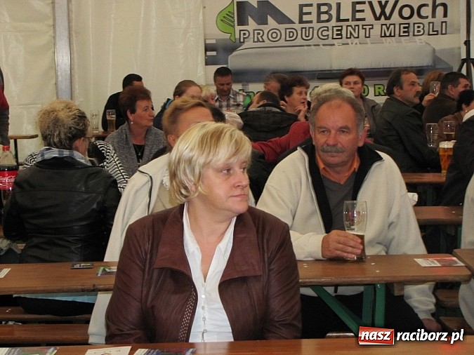 Zdjęcie w galerii na portalu naszraciborz.pl: Tłumy piwoszy na Oktoberfest w Szymocicach wiadomości z regionu