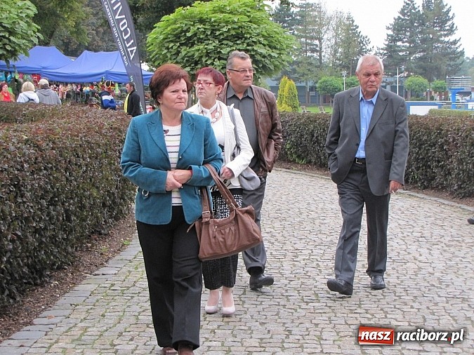 Zdjęcie w galerii na portalu naszraciborz.pl: Tłumy piwoszy na Oktoberfest w Szymocicach wiadomości z regionu