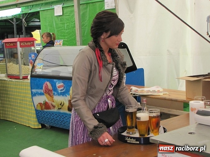 Zdjęcie w galerii na portalu naszraciborz.pl: Tłumy piwoszy na Oktoberfest w Szymocicach wiadomości z regionu