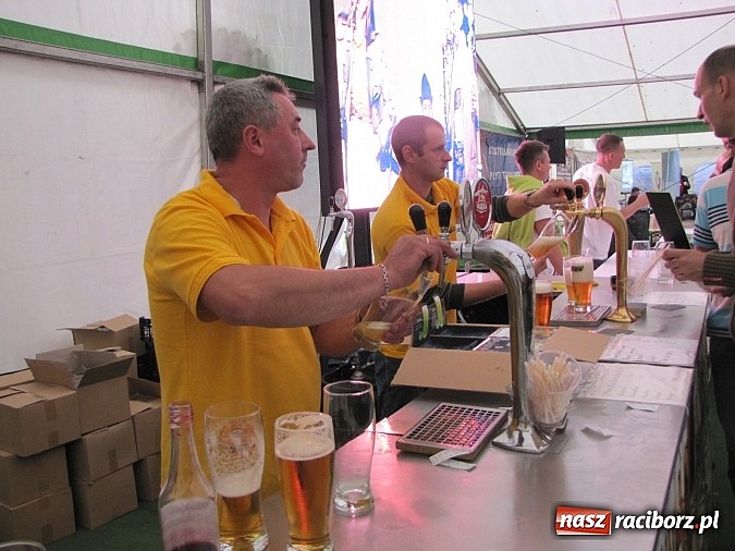 Zdjęcie w galerii na portalu naszraciborz.pl: Tłumy piwoszy na Oktoberfest w Szymocicach wiadomości z regionu