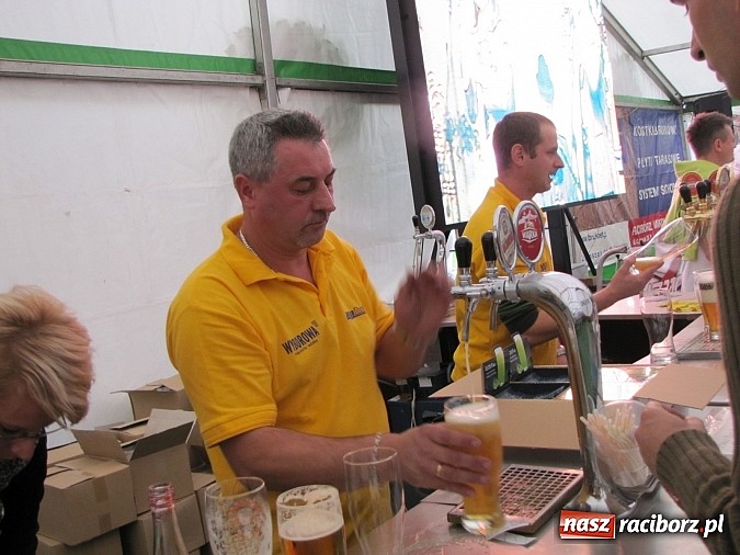 Zdjęcie w galerii na portalu naszraciborz.pl: Tłumy piwoszy na Oktoberfest w Szymocicach wiadomości z regionu