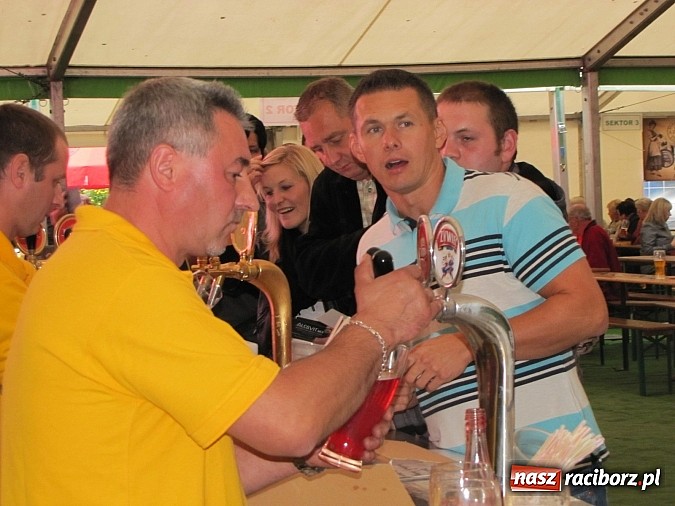Zdjęcie w galerii na portalu naszraciborz.pl: Tłumy piwoszy na Oktoberfest w Szymocicach wiadomości z regionu