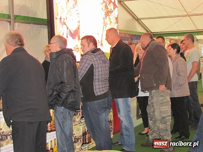Zdjęcie w galerii na portalu naszraciborz.pl: Tłumy piwoszy na Oktoberfest w Szymocicach wiadomości z regionu