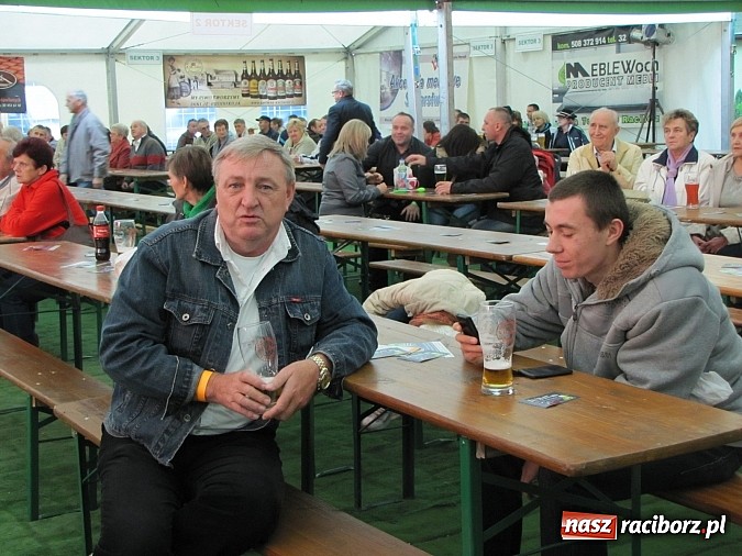 Zdjęcie w galerii na portalu naszraciborz.pl: Tłumy piwoszy na Oktoberfest w Szymocicach wiadomości z regionu