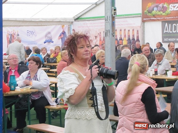 Zdjęcie w galerii na portalu naszraciborz.pl: Tłumy piwoszy na Oktoberfest w Szymocicach wiadomości z regionu