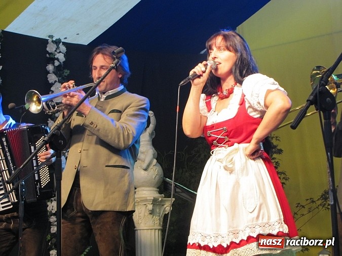 Zdjęcie w galerii na portalu naszraciborz.pl: Tłumy piwoszy na Oktoberfest w Szymocicach wiadomości z regionu