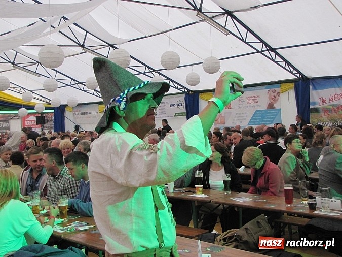 Zdjęcie w galerii na portalu naszraciborz.pl: Tłumy piwoszy na Oktoberfest w Szymocicach wiadomości z regionu