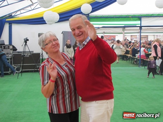 Zdjęcie w galerii na portalu naszraciborz.pl: Tłumy piwoszy na Oktoberfest w Szymocicach wiadomości z regionu