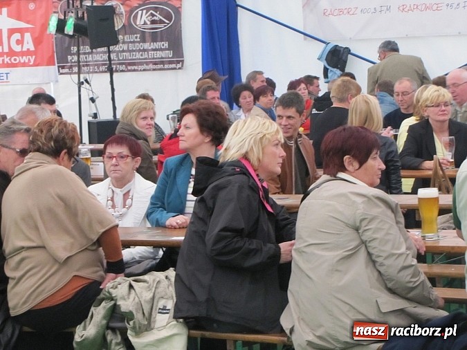 Zdjęcie w galerii na portalu naszraciborz.pl: Tłumy piwoszy na Oktoberfest w Szymocicach wiadomości z regionu