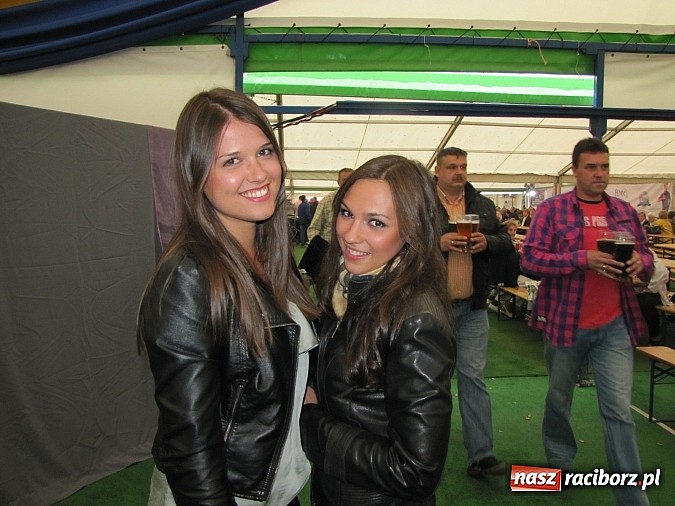 Zdjęcie w galerii na portalu naszraciborz.pl: Tłumy piwoszy na Oktoberfest w Szymocicach wiadomości z regionu