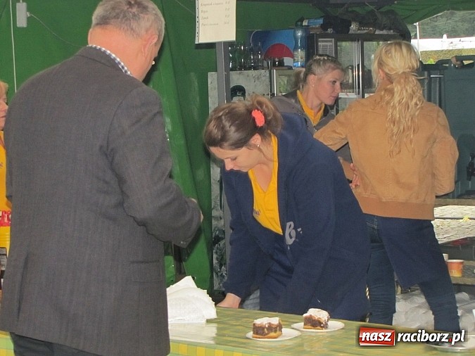 Zdjęcie w galerii na portalu naszraciborz.pl: Tłumy piwoszy na Oktoberfest w Szymocicach wiadomości z regionu