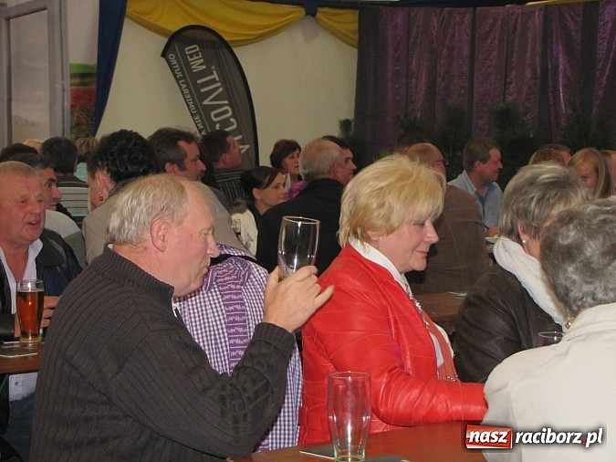 Zdjęcie w galerii na portalu naszraciborz.pl: Tłumy piwoszy na Oktoberfest w Szymocicach wiadomości z regionu