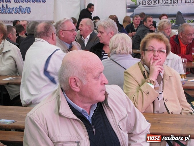 Zdjęcie w galerii na portalu naszraciborz.pl: Tłumy piwoszy na Oktoberfest w Szymocicach wiadomości z regionu