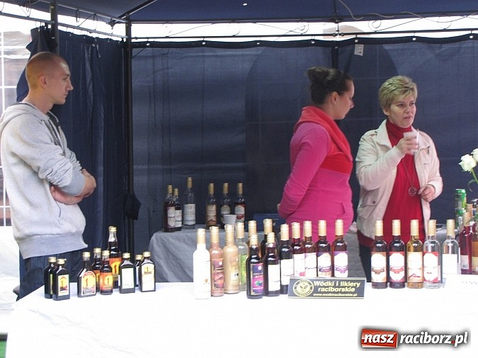 Zdjęcie w galerii na portalu naszraciborz.pl: Tłumy piwoszy na Oktoberfest w Szymocicach wiadomości z regionu