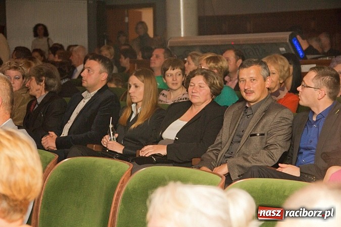 Zdjęcie w galerii na portalu naszraciborz.pl: Zakopower na finał lata przy pełnej sali RCK wiadomości z regionu