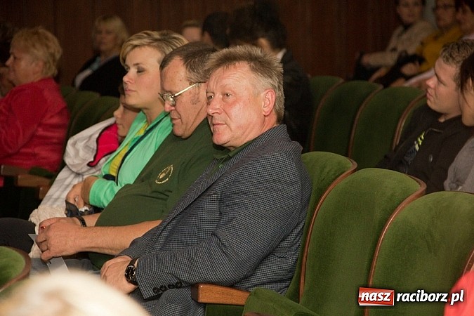 Zdjęcie w galerii na portalu naszraciborz.pl: Zakopower na finał lata przy pełnej sali RCK wiadomości z regionu