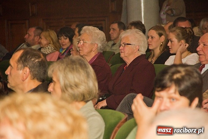 Zdjęcie w galerii na portalu naszraciborz.pl: Zakopower na finał lata przy pełnej sali RCK wiadomości z regionu