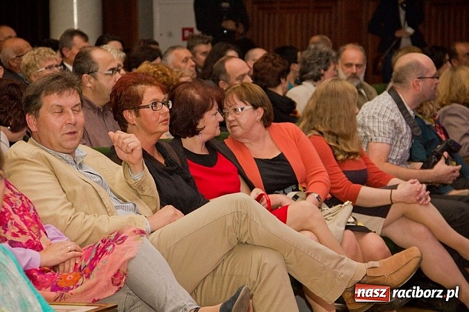 Zdjęcie w galerii na portalu naszraciborz.pl: Zakopower na finał lata przy pełnej sali RCK wiadomości z regionu