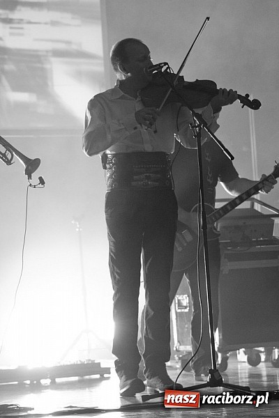 Zdjęcie w galerii na portalu naszraciborz.pl: Zakopower na finał lata przy pełnej sali RCK wiadomości z regionu