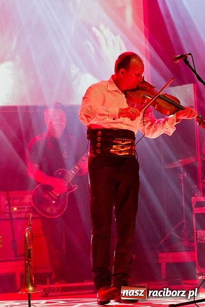 Zdjęcie w galerii na portalu naszraciborz.pl: Zakopower na finał lata przy pełnej sali RCK wiadomości z regionu