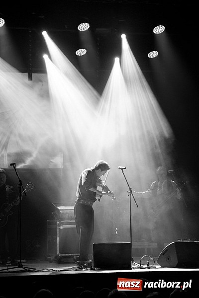 Zdjęcie w galerii na portalu naszraciborz.pl: Zakopower na finał lata przy pełnej sali RCK wiadomości z regionu